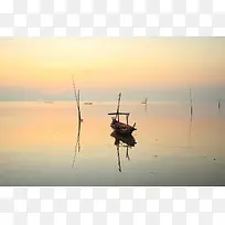 黄昏时候夕阳西下渔船高清摄影