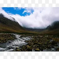 白云小河岩石山峰