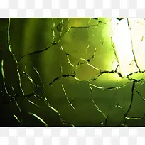 绿色玻璃上的裂痕