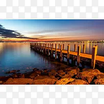 夕阳下的水上木桥海报背景