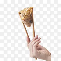 用筷子夹着的粽子