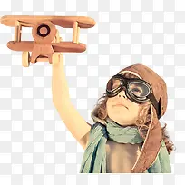 拿木头飞机的小孩