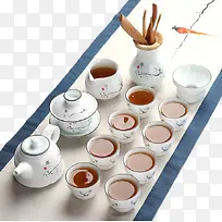 茶壶茶具和装满茶水的茶杯