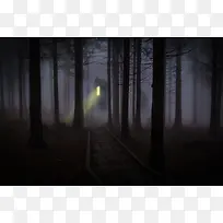 黑夜森林木屋灯光