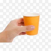 手拿橙色纸杯