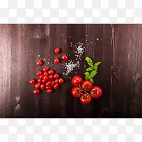 木板上的红色小番茄