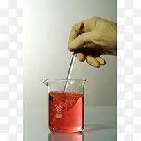 化学实验红色液体烧杯