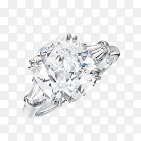 白色的钻石戒指