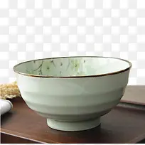桌子上的骨瓷汤碗