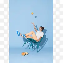 椅子上抛水果的女孩海报背景