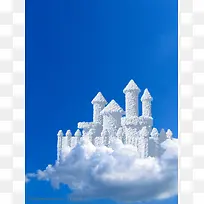 蓝天背景下的云拼成的欧洲城堡