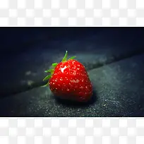 蓝色背景红色草莓