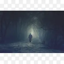 森林行走老人孤独