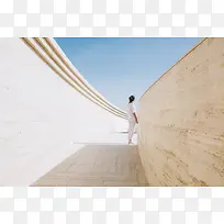 站在白色城墙上眺望