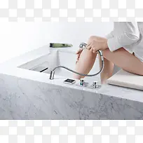 用水龙头清晰腿上